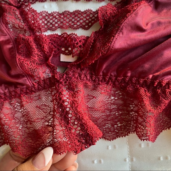 Victoria secrets red bra in perfect condition. Size S - Picture 4 of 7